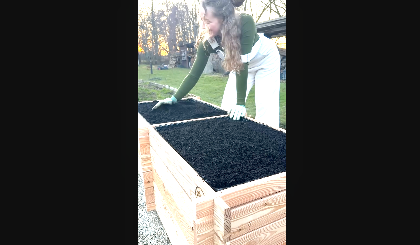 Načíst video: Vyplnění vyvýšeného záhonu hlínou