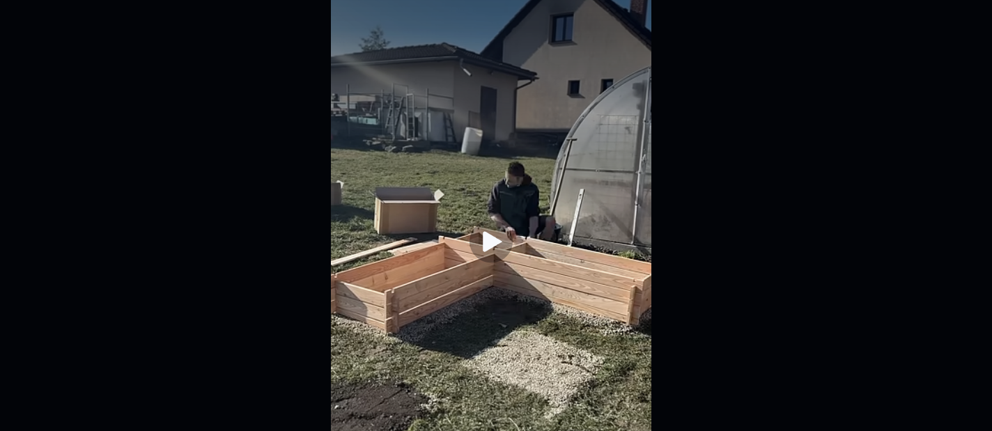 Načíst video: založneí vyvýšeného L záhonu z modřínu hlínou